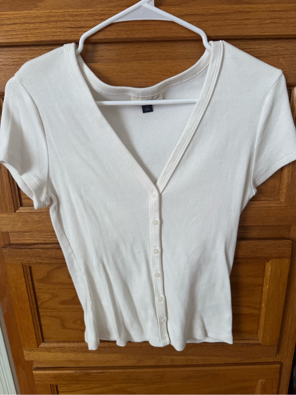 Universal Thread White Ribbed V-Neck Button-Front Top